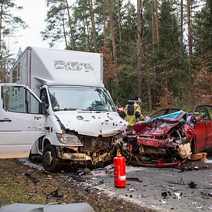 Fürth: Schwerer Unfall - Feuerwehr muss Frau befreien