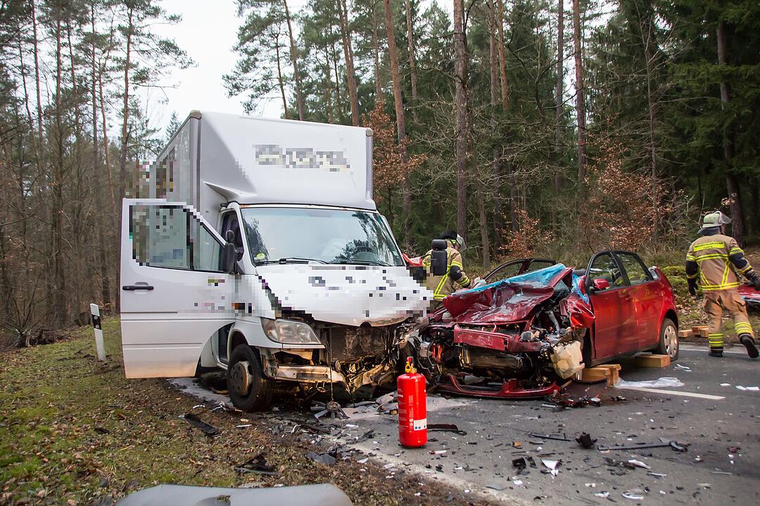 Fürth: Schwerer Unfall - Feuerwehr muss Frau befreien
