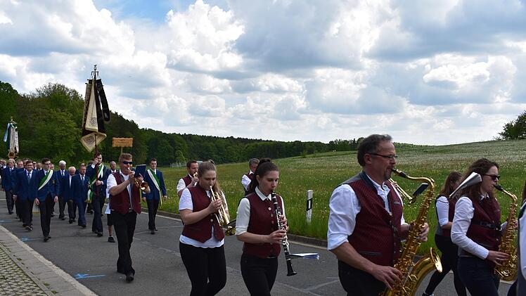Der Festzug in Geschwand Foto: Petra Malbrich