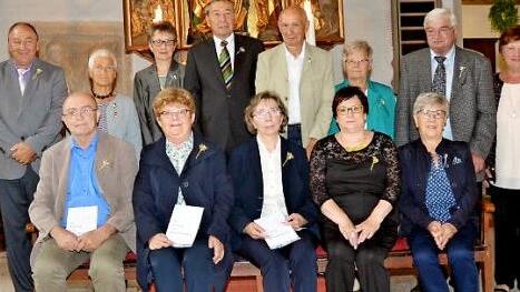 Burggrub — Sie empfingen vor 50- und 60 Jahren das erste Mal das Abendmahl und feierten goldenes bzw. diamantenes Konfirmationsjubiläum. Mit im Bild Pfarrer Michael Foltin (links)  Foto: K.- H. Hofmann