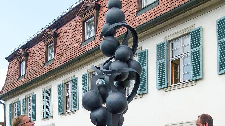 Erst mit schwarzem Tuch verhüllt, dann freigelegt durch OB Andreas Starke, Rui Chafes, Heidrun Piwernetz und Christian Lange: Der "Langsame Traum" an der Bischofsmühle.