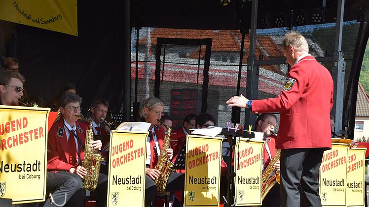 Das Jugendorchester Neustadt spielt beim Auftakt des Puppenfestivals auf dem Hindenburgplatz in Neustadt.