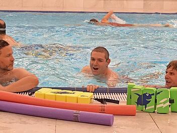 Martin Finzel, Matthias Reg und Martin Lüders (von links) genießen die Startphase des neuen Lehrschwimmbeckens in Ahorn.