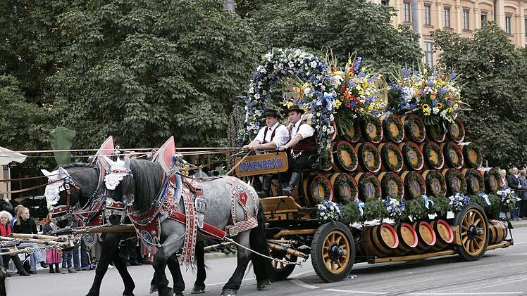 Die Fernsehteams begleiten die festlichen Gespanne auf ihrer Fahrt durch die Münchner Innenstadt.