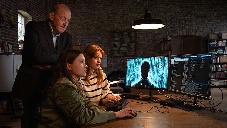 Wilsberg (Leonard Lansink) staunt nicht schlecht, welche IT-Kenntnisse Jana (Lilly Charlotte Dreesen, Mitte) und Merle (Janina Fautz) haben. Gemeinsam finden sie schließlich zur Lösung des Falls.