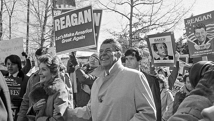Der republikanische Pr&auml;sidentschaftskandidat Ronald Reagan und seine Frau Nancy bei einer Wahlveranstaltung in New Hampshire, USA. Nach Jimmy Carter, der zur Achtsamkeit gegen&uuml;ber den Resourcen aufrief, f&uuml;hrte die Wahl Reagans zu einem Kurswechsel.