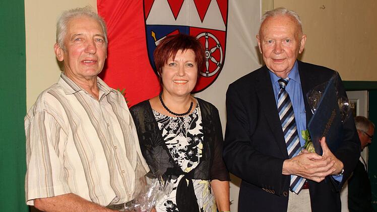 Die neuen Ehrenmitglieder Erwin Bohla (links) und Dr. Albert Meyer (rechts) mit Vorsitzender Birgit Finzel.