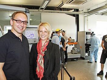 Frank und Kerstin Herzog vor einer der computergesteuerten Maschinen, die mit dem von ihnen entwickelten Laser-Cusing-Verfahren Bauteile aus Metallpulver herstellen. Ihr Unternehmen Concept Laser in Lichtenfels wuchs in den vergangenen vier Jahren beachtlich. Foto: Ramona Popp
