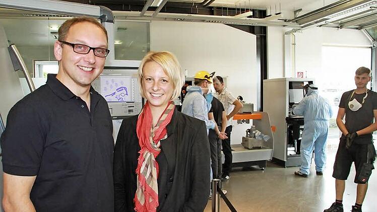 Frank und Kerstin Herzog vor einer der computergesteuerten Maschinen, die mit dem von ihnen entwickelten Laser-Cusing-Verfahren Bauteile aus Metallpulver herstellen. Ihr Unternehmen Concept Laser in Lichtenfels wuchs in den vergangenen vier Jahren beachtlich. Foto: Ramona Popp