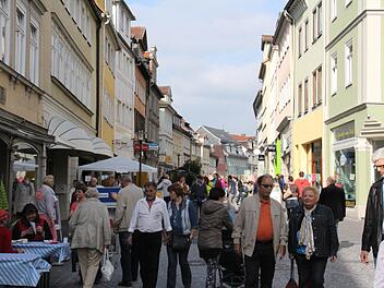 Der Steinweg am vergangenen Sonntag: Dass die Läden offen hatten, lockte Besucher in die Stadt - auch im Steinweg war viel los. Foto: Simone Bastian