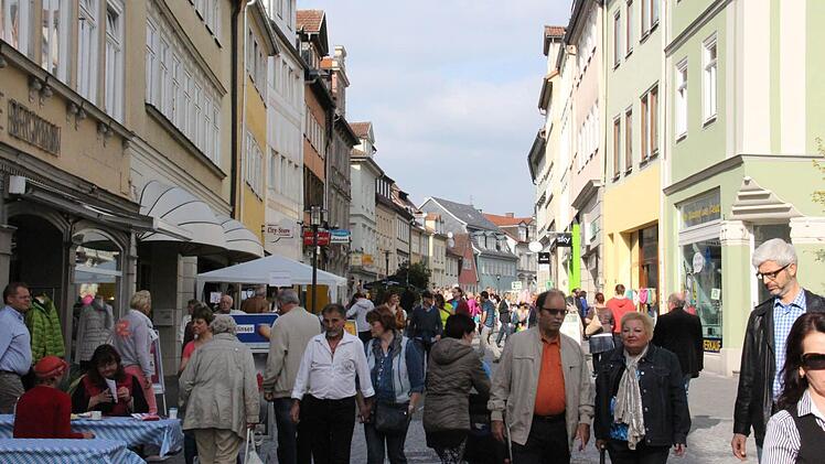 Der Steinweg am vergangenen Sonntag: Dass die Läden offen hatten, lockte Besucher in die Stadt - auch im Steinweg war viel los. Foto: Simone Bastian