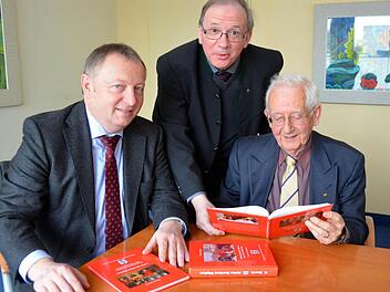 Landrat Thomas Bold (links) und Stadtpfarrer Thomas Keßler (Mitte) nahmen Einblick in Werner Eberths neues Werk "Julius Kardinal Döpfner - Eine Nachlese zu seinem 100. Geburtstag 2013".  Foto: Peter Rauch