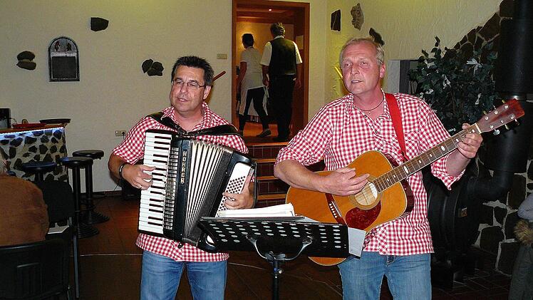 Matthias Than (links) und Volker Matysiak griffen beim Kerwaausklang zu Akkordeon und Gitarre.