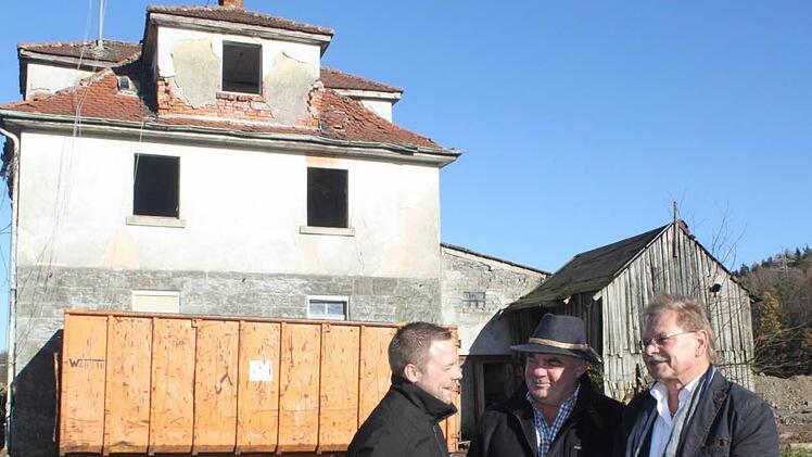 Das ehemalige Straßenmeisterhaus muss Mitarbeiter-Parkplätzen weichen. Das Bild zeigt (von links) Eric Bienlein-Karst, den für den Hausabriss verantwortlichen Unternehmer Erich Löhlein und Bürgermeister Wolfgang Beiergrößlein. Foto: Veronika Schadeck