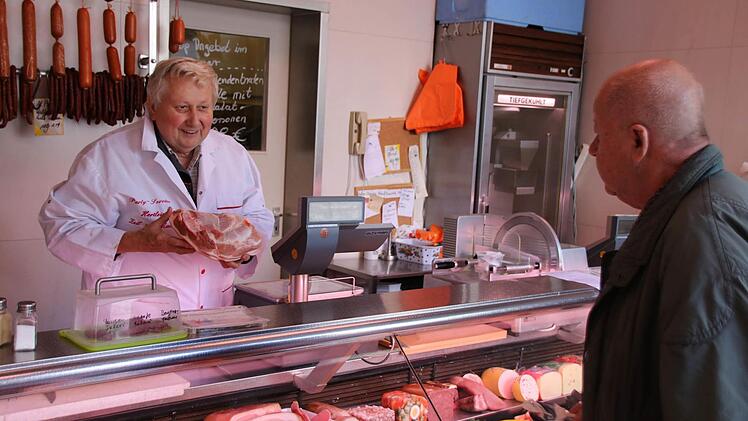 Metzger Karl-Rainer Hertlein verkauft während der Fastenzeit traditionell weniger Fleisch als sonst. Foto: Ronald Heck