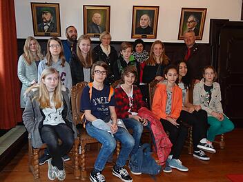 Die tschechische Schülergruppe im historischen Sitzungssaal des Rathauses mit Bürgermeister Jürgen Hennemann. Foto: Johanna Eckert