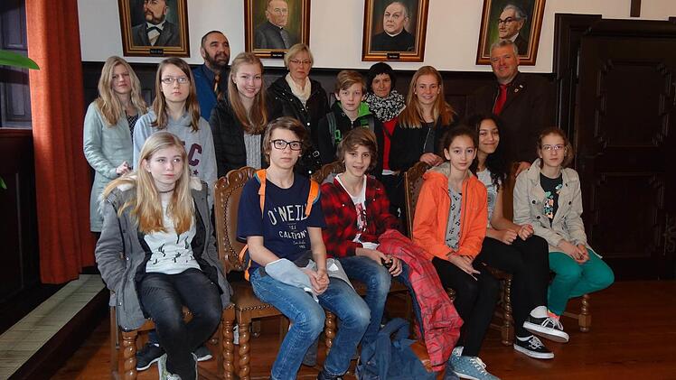 Die tschechische Schülergruppe im historischen Sitzungssaal des Rathauses mit Bürgermeister Jürgen Hennemann. Foto: Johanna Eckert