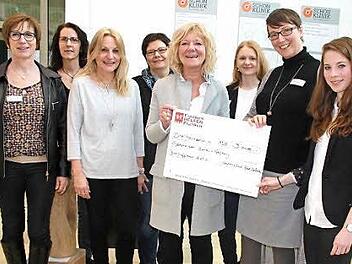 Bei der Übergabe dabei: Regina Herath (3. v. li.) und Edeltraud Burger-Dahlhoff (4. v. re.) von der Gummi-Stiftung, Sarah Ort (re./Mediengruppe Oberfranken) sowie (v. li.) Gaby Friesner, Annette Herold, Sabine Ahles, Kathrin Röder und Claudia Georgi (alle Schön-Klinik).  Foto: A. Schmitt