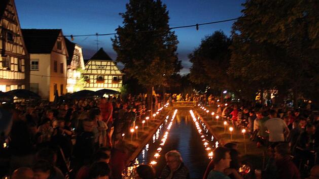 Das Ambiente in der Dorfmitte mit den sch&ouml;nen Fachwerkh&auml;usern passt ohnehin - wenn noch der Lichterschein dazu kommt, ist es perfekt. Foto: Markus H&auml;ggberg