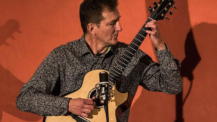 Der Gitarrist Thomas Schaller gastierte in der Reihe "Cultur im Contakt" in Coburg. Foto: Jochen Berger