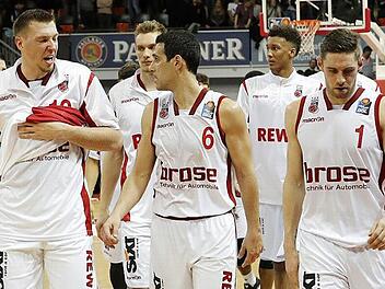 Enttäuscht schlichen die Bamberger (v. l.) Daniel Theis, Leon Radosevic, Nikos Zisis, Louis Olinde und Fabien Causeur, der sich heute auf sein Ex-Team freut, in München vom Parkett. Foto: Daniel Löb