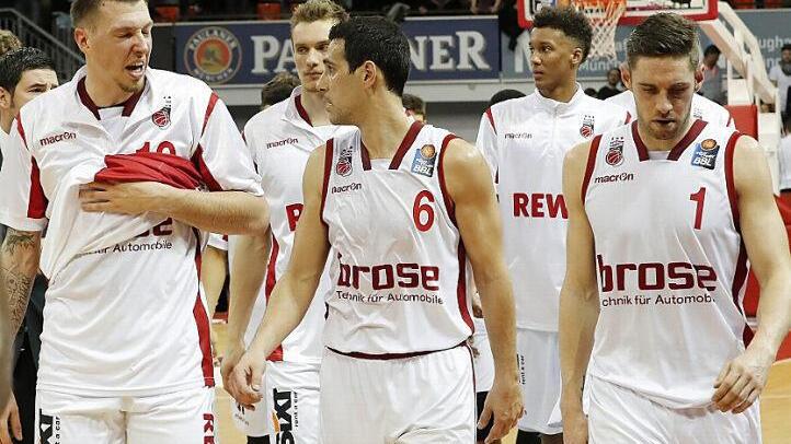 Enttäuscht schlichen die Bamberger (v. l.) Daniel Theis, Leon Radosevic, Nikos Zisis, Louis Olinde und Fabien Causeur, der sich heute auf sein Ex-Team freut, in München vom Parkett. Foto: Daniel Löb