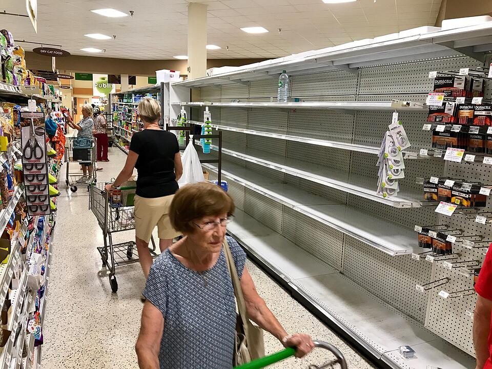 Palm Beach Gardens, Florida, USA. Die Menschen in der Region bereiteten sich auf das Schlimmste vor.