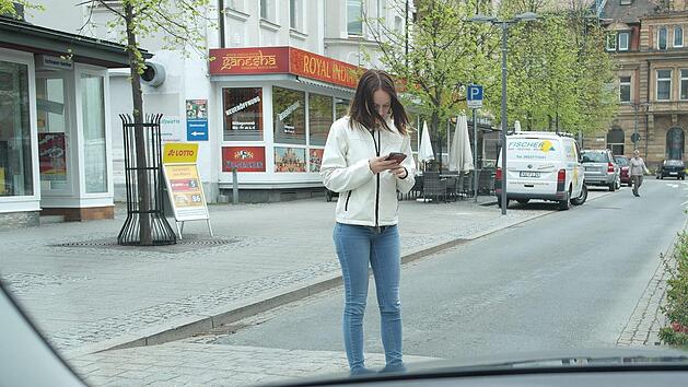 Geht gar nicht: Beim Überqueren der Straße aufs Handy schauen.BR-Archiv/Peter Müller