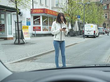 Geht gar nicht: Beim &Uuml;berqueren der Stra&szlig;e aufs Handy schauen.BR-Archiv/Peter M&uuml;ller