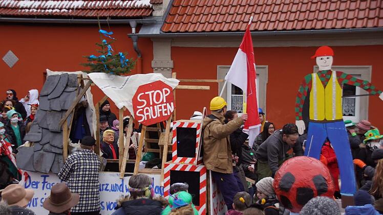 Die Dankenfelder Faschingsjugend gab unumwunden zu: der Fasching kam zu früh, die Trinkpausen zu häufig. Der Wagen wurde nicht fertig.Sabine Weinbeer