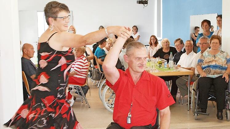 Willi und Carola Müller beeindruckten mit der gekonnten Vorführung von Rollstuhltänzen. Fotos: Alfred Thieret
