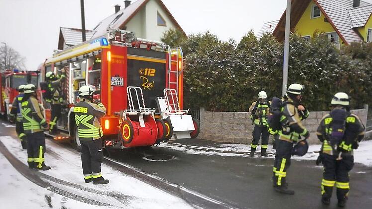 Aus Adelsdorf und Aisch rückten die Wehren an, um den stark qualmenden Brand im Einfamilienhaus zu löschen. Fotos: Feuerwehr