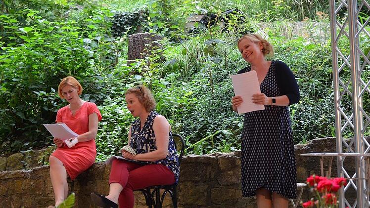 Proben mit Abstand: Die Künstler der Sommeroperette Heldritt singen sich für die Galakonzerte ein.  Foto: Gabi Bertram