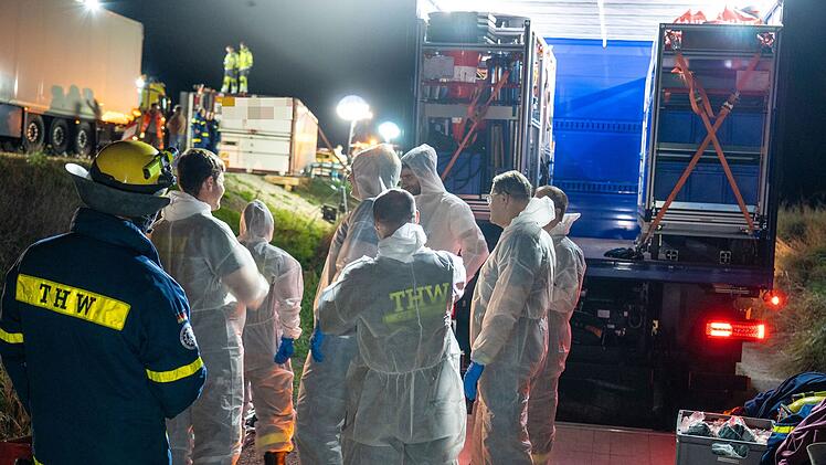 Unfall auf A3: Lkw mit 320 Schweineh&auml;lften kippt um - Einsatzkr&auml;fte werden bei Bergung kreativ