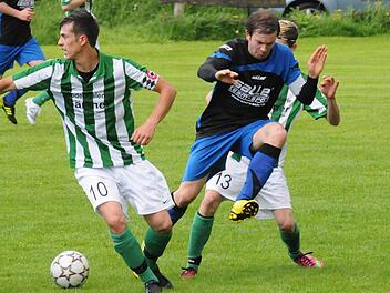 Pfaffenhausens Spielführer Patrick Göbel (links) lässt sein Westheimer Pendant Tobias Pfister gekonnt ins Leere laufen. Foto: ssp