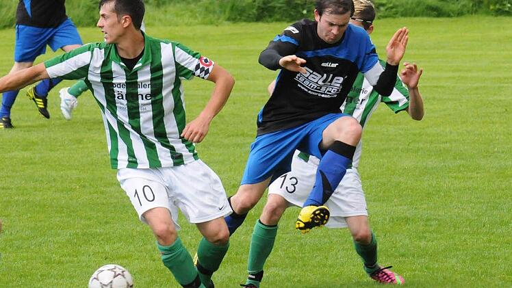 Pfaffenhausens Spielführer Patrick Göbel (links) lässt sein Westheimer Pendant Tobias Pfister gekonnt ins Leere laufen. Foto: ssp
