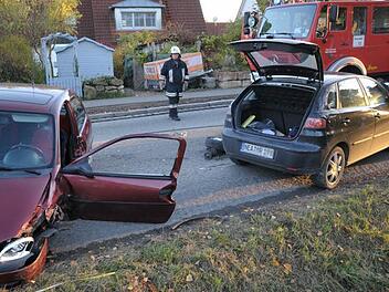Die beiden Fahrzeuge wurden beschädigt.  Fotos: Roland Meister