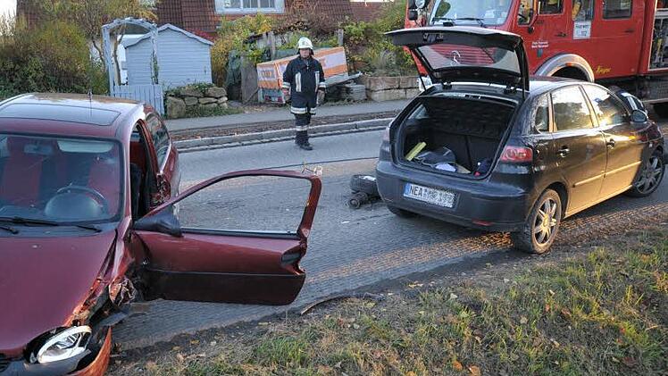 Die beiden Fahrzeuge wurden beschädigt.  Fotos: Roland Meister