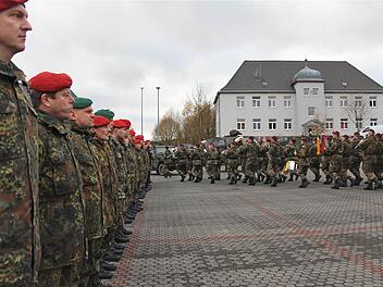 Die Soldaten standen stramm und das Heeresmusikkorps aus Veitshöchheim spielte auf zum Kommandowechsel. Foto:Gerd Schaar