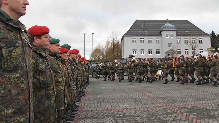 Die Soldaten standen stramm und das Heeresmusikkorps aus Veitshöchheim spielte auf zum Kommandowechsel. Foto:Gerd Schaar