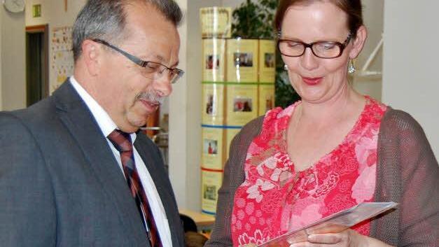 Stellvertretender Landrat überreicht Tagesmutter Kerstin Röder (43) ihre Urkunde