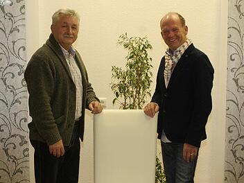 Wer in der Verwaltungsgemeinschaft Elfershausen-Fuchsstadt heiraten möchte, den laden die VG-Vorsitzenden Peter Hart (l.) und Karlheinz Kickuth (r.) in das sanierte, schmucke Trauungszimmer des Erthal-Schlosses ein.  Foto: Winfried Ehling