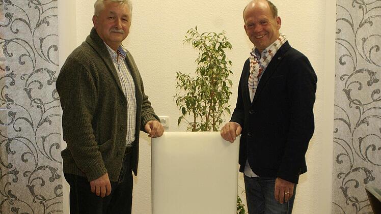 Wer in der Verwaltungsgemeinschaft Elfershausen-Fuchsstadt heiraten möchte, den laden die VG-Vorsitzenden Peter Hart (l.) und Karlheinz Kickuth (r.) in das sanierte, schmucke Trauungszimmer des Erthal-Schlosses ein.  Foto: Winfried Ehling