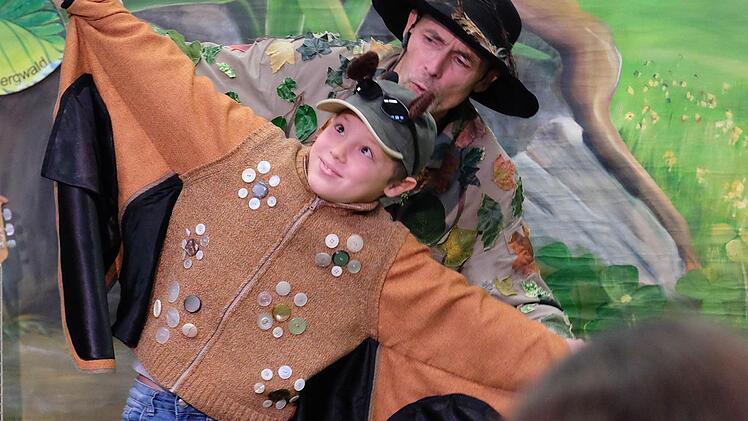 Höhenflug nach Anleitung: Liedermacher Toni Tanner (hinten) mit dem coolen Käfer Kurt. Foto: Gerd Schaar