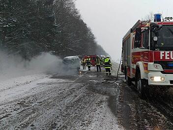 Ein Renault Kangoo, der während der Fahrt in Brand geraten war, musste von der Feuerwehr Neustadt gelöscht werden.Foto: Feuerwehr