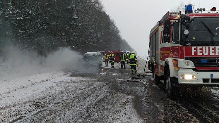 Ein Renault Kangoo, der während der Fahrt in Brand geraten war, musste von der Feuerwehr Neustadt gelöscht werden.Foto: Feuerwehr