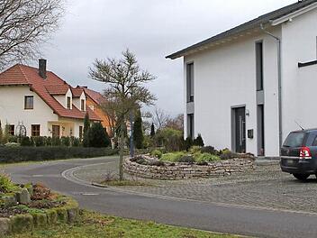 Um Geschossflächenzahlen und mehrgeschossige Bauweisen geht es im Baugebiet "Leite" in Kirchlauter, wo bisher eingeschossige und zweigeschossige Neubauten zu sehen sind. Eine Änderung des Bebauungsplans soll nun auch drei Geschosse möglich machen. Foto: Günther Geiling