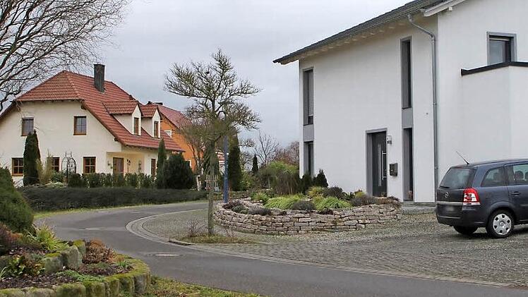 Um Geschossflächenzahlen und mehrgeschossige Bauweisen geht es im Baugebiet "Leite" in Kirchlauter, wo bisher eingeschossige und zweigeschossige Neubauten zu sehen sind. Eine Änderung des Bebauungsplans soll nun auch drei Geschosse möglich machen. Foto: Günther Geiling