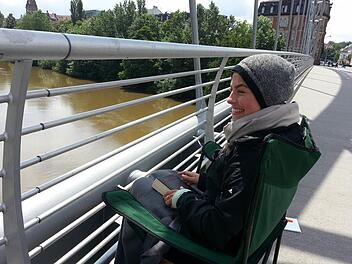 Victoria aus Nürnberg auf ihrem Wachposten auf der Luitpoldbrücke. Foto: Sabine Christofzik