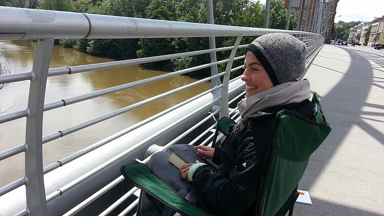 Victoria aus Nürnberg auf ihrem Wachposten auf der Luitpoldbrücke. Foto: Sabine Christofzik